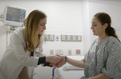 Кодирование Аквилонг в Раменском Врач держит пациентку за руку